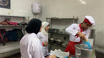 10 صور ترصد إنتاج المدارس الفندقية لكعك العيد وقائمة بالأسعار (صور)