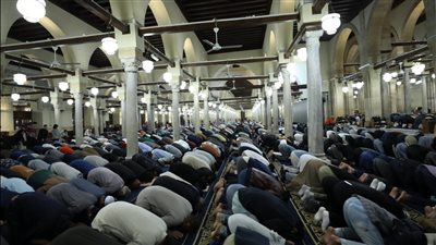 في الجمعة الثالثة من رمضان، الآلاف يؤدون صلاتي العشاء والتراويح بالجامع الأزهر (صور)