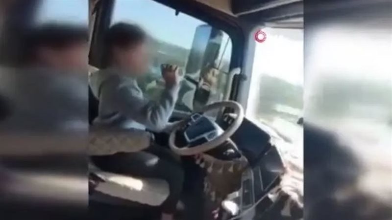 طفلة تقود شاحنة يثير