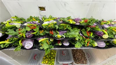 صاحب مطعم أسماك مملحة يقيم مائدة إفطار رنجة وبصل وبطاطس (فيديو وصور)