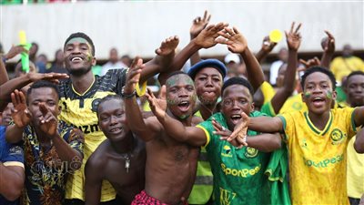 بسبب الدخول المجاني، ازدحام شديد وقنابل مسيلة للدموع قبل مباراة يانج أفريكانز وصن داونز (صور)