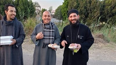راعي كنيسة الشهيدة دميانة يوزع وجبات إفطار على الصائمين في قنا (صور)
