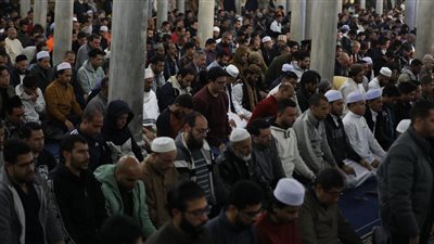 في أولى الليالي الوترية من العشر الأواخر.. الجامع الأزهر كامل العدد (صور)