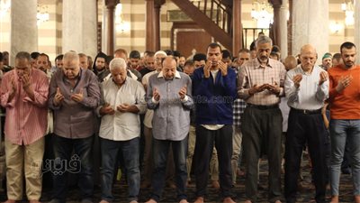 بعد إعادة تطويره، مسجد السيدة زينب يتزين بالمصلين في العشاء والتراويح بأولى الليالي الوترية (صور)