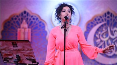 فاطمة عادل تشدو بأغاني التراث الشعبي على مسرح ساحة الهناجر (صور)