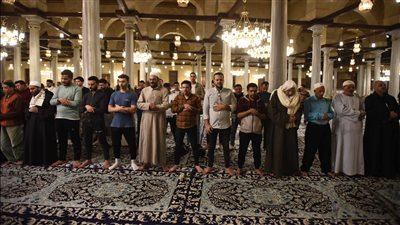 في الليلة الوترية الأولى، أجواء روحانية خاصة في صلاة التهجد بمسجد سيدنا الحسين (صور) 