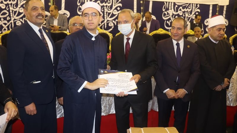 محافظ القليوبية يكرم