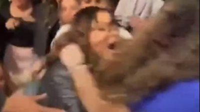 ضرب وشتائم، مشاجرة ستارباكس الصادمة تثير الغضب، والنشطاء: ولا في أفلام الأكشن