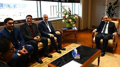 وزير الصناعة يبحث مع وفد مجموعة العربي خططها المستقبلية للتوسع في السوق