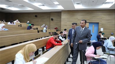 رئيس جامعة المنصورة الجديدة يتابع اختبارات منتصف الفصل الدراسي الثاني (صور) 