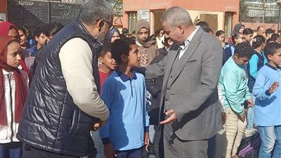 مدير تعليم دمياط يطالب بتنفيذ فقرة يومية بالإذاعة المدرسية حول القيم الأخلاقية