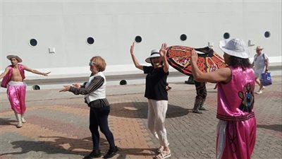 بالتنورة والرقص الصعيدي.. 