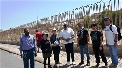 محافظ أسوان يتفقد أعمال تطوير منطقة المسلة ويلتقي أحد الوفود السياحية (صور)