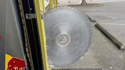 نجا من الموت بأعجوبة، مقطع مرعب لمنشار كهربائي كاد ينهي حياة رجل (فيديو)