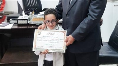 مدير تعليم الشرقية يكرم الطالب إياد محمود عياد بمرحلة رياض الأطفال لمواهبه المتميزة