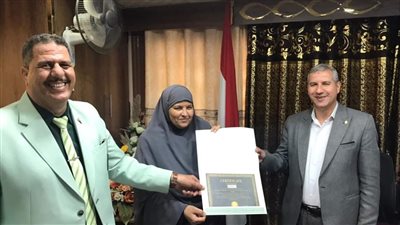 مدير تعليم دمياط يسلم شهادة تقدير مقدمة من مؤسسة Sprix اليابانية لموجه عام الرياضيات