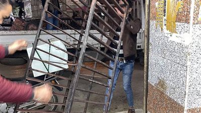 إيقاف أعمال تشطيب محل مخبوزات بدون تصريح وإزالة مبنى مخالف في العمرانية (صور)