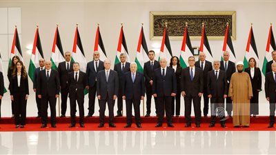 الحكومة الفلسطينية الجديدة برئاسة محمد مصطفى تؤدي اليمين الدستورية أمام أبو مازن