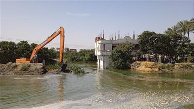 غلق مصدر المياه المتسبب في انهيار ترعة السويس بالاسماعيلية (صور) 