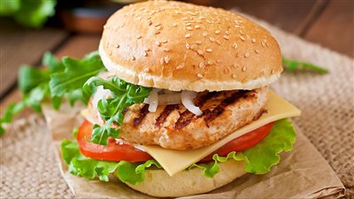 طريقة عمل برجر الدجاج، لسحور مميز احلى من الجاهز