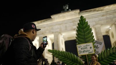 الألمان يحتفلون بإلغاء تجريم تدخين الحشيش (فيديو)