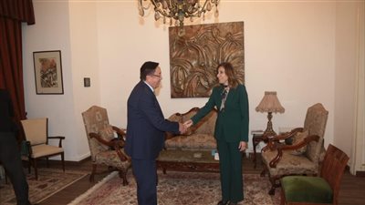 وزيرة الثقافة تبحث مع سفير كازاخستان سبل التعاون المشترك (صور)