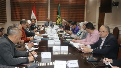 محافظ القليوبية يعقد اجتماعا مع مجلس إدارة المناطق الصناعية 