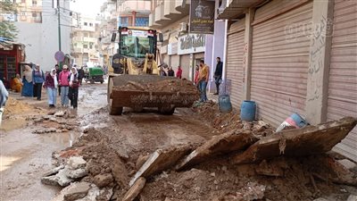 محافظ الغربية يتابع أعمال رصف وتطوير شارع المدارس ببسيون (صور)