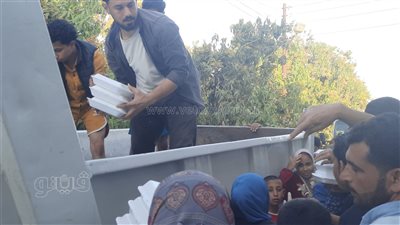 بعد كارثة انهيار جسر ترعة السويس بالإسماعيلية.. توزيع 500 وجبة إفطار على أهالي قرية الكوبانية.. وتدبيش الترعة المتضررة (فيديو)
