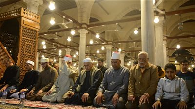 أجواء روحانية بعمرو بن العاص خلال العشاء والتراويح في الليلة الوترية الثانية من العشر الأواخر (صور)