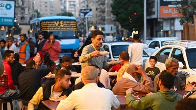 حكاية مائدة المحبة، أمير الجواهرجي ينظم أشهر إفطار جماعي بالمهندسين (فيديو وصور) 