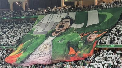 تأخر انطلاق مباراة أهلي جدة والاتحاد بسبب الألعاب النارية (فيديو)