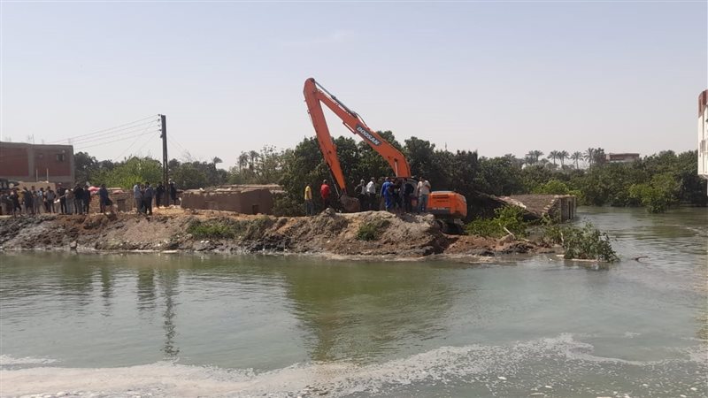 انهيار جسر ترعة السويس
