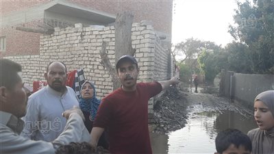 أهالي قرية أبو سميحة يستنجدون بمحافظ الإسماعيلية لإنقاذ منازلهم من الغرق (فيديو وصور)