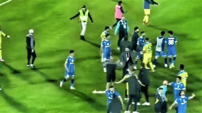 لحظة الاعتداء على لاعبي فريق القوة الجوية في الدوري العراقي (فيديو)