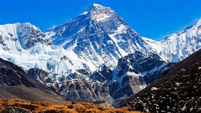 ذوبان الجليد على جبل إيفرست يكشف جثثا منسية لعشرات المتسلقين