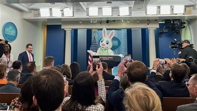 كذبة إبريل، أرنب على المنصة الإعلامية للبيت الأبيض (فيديو)