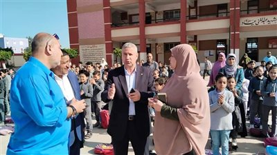 مدير تعليم دمياط يؤكد ضرورة انتظام الحضور للمدارس وممارسة الأنشطة الطلابية (صور)