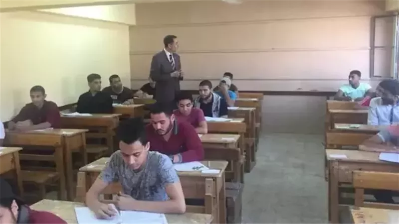طلاب الجيزة يؤدون