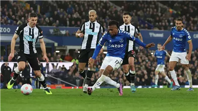 الدوري الإنجليزي، نيوكاسل يتقدم على إيفرتون بهدف في الشوط الأول 