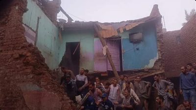 مصرع شخصين وإصابة 4 آخرين من أسرة واحدة في انهيار منزل بأسيوط