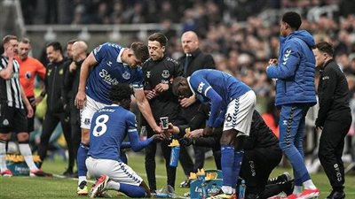 لكسر صيامهم، إفطار جماعي يوقف مباراة في الدوري الإنجليزي (صور)