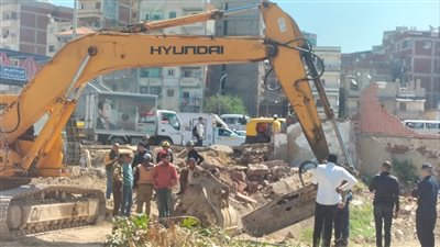 انتشال جثمان شاب انهارت عليه حفرة أثناء التنقيب عن النحاس بالإسكندرية (فيديو وصور)