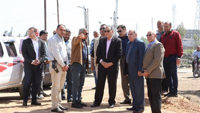 محافظ الشرقية يتفقد أعمال تطوير شبكة الطرق الداخلية 