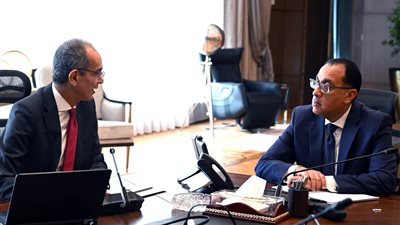 مدبولي ووزير الاتصالات يناقشان التوسع في شبكة الألياف الضوئية 