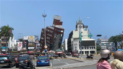 انهيار جزء من سقف الاستوديو، لحظة وقوع زلزال تايوان على الهواء (فيديو) 