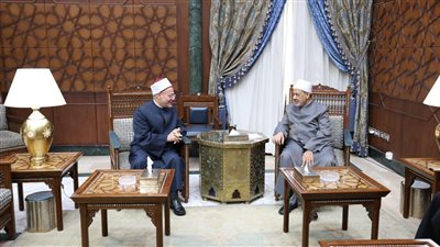 خلال لقائه بالإمام الأكبر، مفتي الجمهورية: الأزهر الشريف حصن للإسلام ومنارة للوسطية 