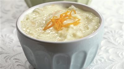 طريقة عمل الأرز باللبن بنكهة البرتقال، لذيذ وخفيف قدميه بعد الإفطار 