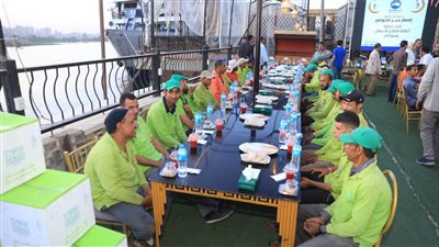 محافظ سوهاج يشارك عمال النظافة إفطار رمضان الجماعي بنادي المحليات 