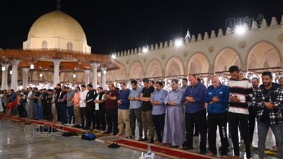 أجواء روحانية في مسجد عمرو بن العاص خلال العشاء والتراويح في الوترية الثالثة (صور)